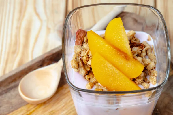 Berry youghurt com granola e frutas em um copo — Fotografia de Stock