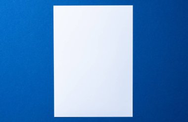 Boş kağıt işi klasik mavi arkaplandaki gibi.