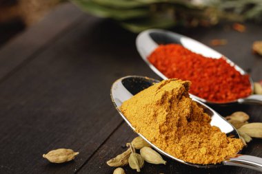 Koyu ahşap masada baharatlı kaşık. Yaklaş.