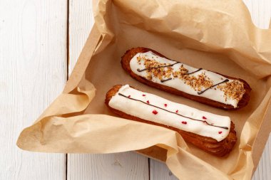 Karton bir kutuda taze ekler.