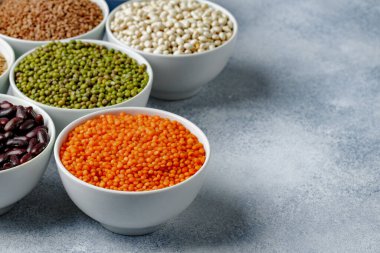 Mutfak masasında tahıllı beyaz seramik kaseler.