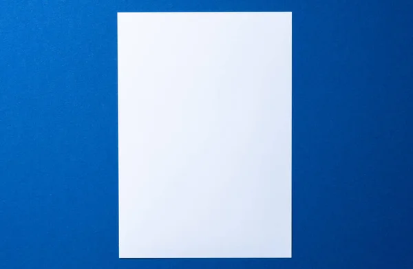Порожній паперовий бізнес глузує на класичному синьому фоні — стокове фото
