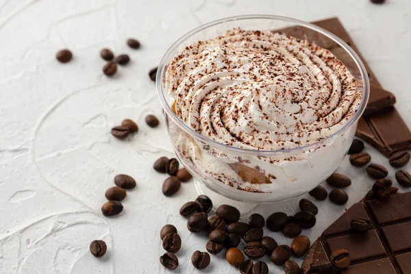 Kakaomousse dessert i plast transparent låda på grå yta — Stockfoto