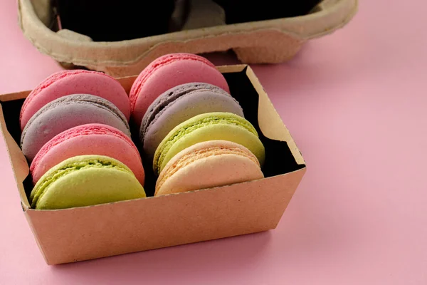 Montón de coloridas galletas de macarrones sobre fondo rosa —  Fotos de Stock