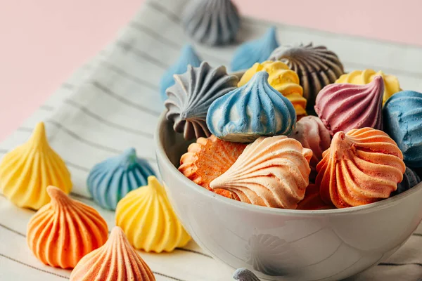 Kolorowe ciasteczka bezowe na różowej powierzchni zbliżenie — Zdjęcie stockowe