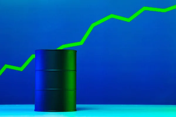 美国石油价格的概念正在发生变化。有石油和图表的黑色枪管 — 图库照片
