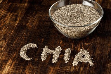 Tahta masada çim tohumlu cam kase.