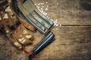 Havalı silah şarjörünü kapat ve ahşap arka planda yumuşak toplar var.