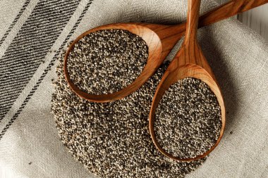 Tahta kaşık ve chia tohumları. Yaklaş.