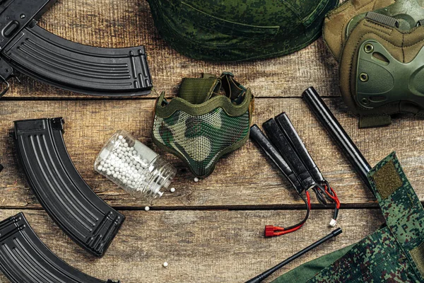 Detailní záběr airsoft pistole zásobníku a airsoft koule na dřevěném pozadí — Stock fotografie