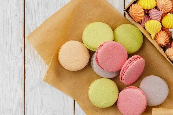 Pilha de biscoitos de macaron coloridos em papel artesanal — Fotografia de Stock