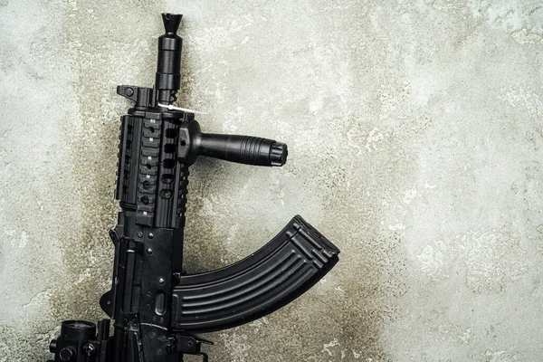 Rus otomatik tüfeği Ak-47 yakın plan, askeri silah.