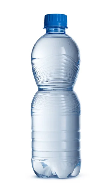 Kleine Flasche Mineralwasser in Kunststoff isoliert auf weiß — Stockfoto