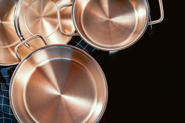 Siyah yüzeye alüminyum tavalar dizisi