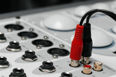 Kablolu müzik sistemi yükselticisinin arka paneli