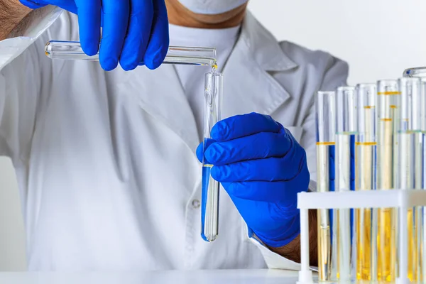 Close-up de mãos de um cientista que trabalha com amostras de laboratório — Fotografia de Stock