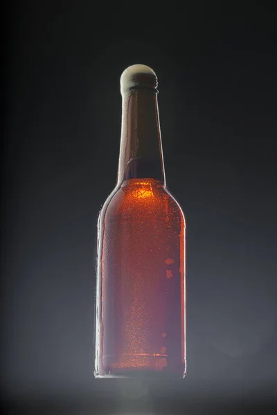 Bottiglia di birra su sfondo scuro, spazio di copia — Foto Stock