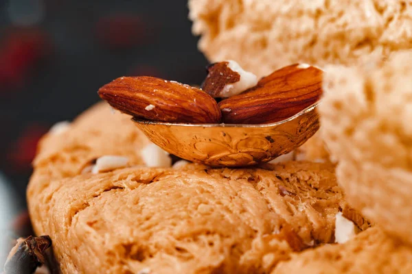 Turkse Arabische desserts op zilveren bord close-up — Stockfoto