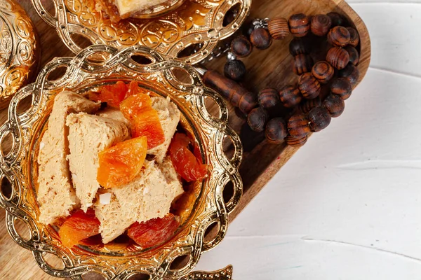 Turkiska sötsaker, halva med torkade aprikoser — Stockfoto