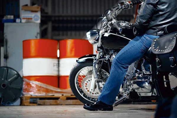 Homem motociclista em roupas de couro em sua moto — Fotografia de Stock