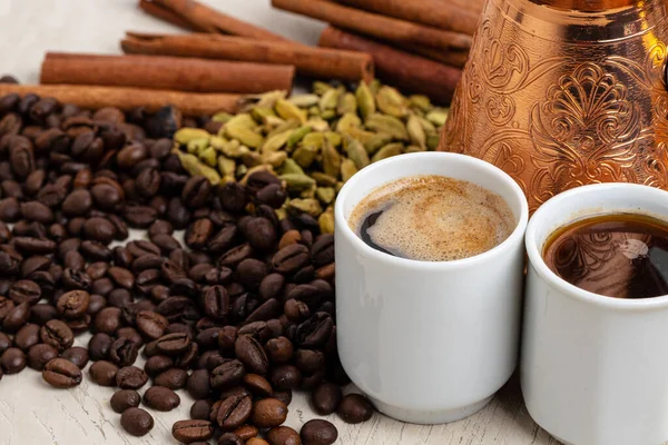焙煎豆、種子、シナモンとコーヒーカップ — ストック写真