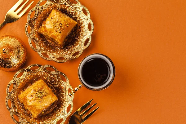 Baklava de postre turco servido en vajilla de metal tradicional — Foto de Stock