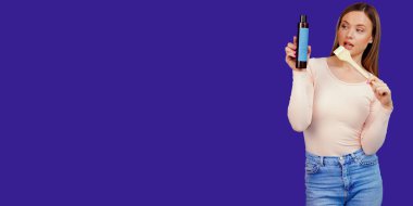 Çekici beyaz kadın kozmetik ürünleri şişelerini sunuyor.