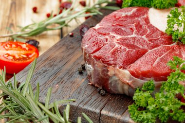 Baharatlı ızgara için çiğ et dilimi.