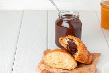 Koyu ahşap tahtada böğürtlen reçelli taze kruvasan.