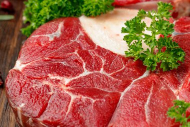 Baharatlı ızgara için çiğ et dilimi.