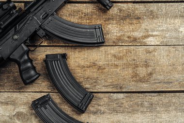 Rus otomatik tüfeği Ak-47 yakın plan, askeri silah.