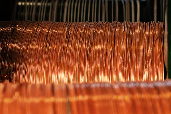工場でのリールでの銅線、ケーブルの生産。ケーブル工場. — ストック写真