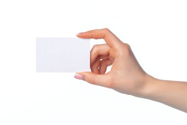 Beyaz üzerine izole edilmiş beyaz kartviziti olan kadın eli.