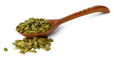 Tahta kaşık ve beyaz kabak tohumları.