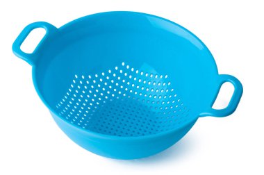 Yeni plastik mutfak süzgeci beyaza izole edilmiş.