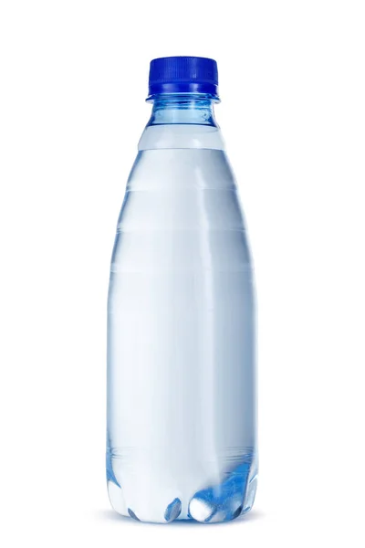 Kleine Flasche Mineralwasser in Kunststoff isoliert auf weiß — Stockfoto