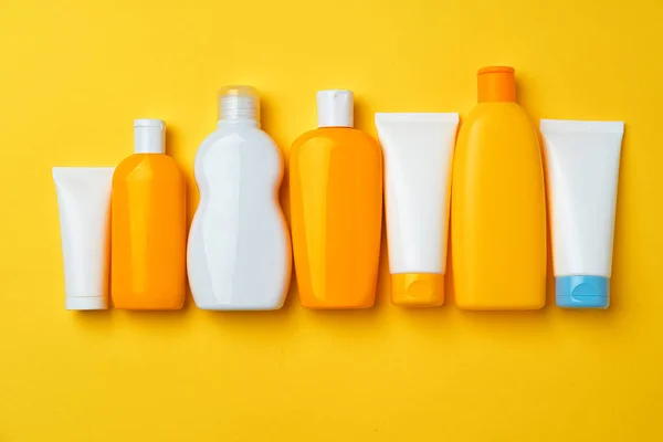 पिवळा पार्श्वभूमीवर सनस्क्रीन क्रीम बाटल्या संकलन — स्टॉक फोटो, इमेज