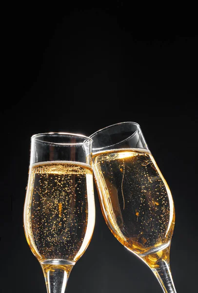 Copo cheio de champanhe sobre fundo preto — Fotografia de Stock
