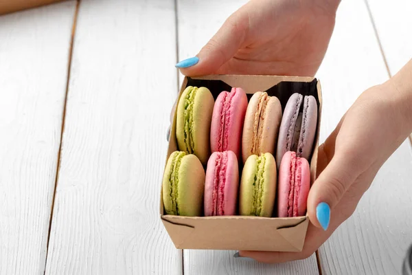 Galletas macaron coloridas en una caja de cartón —  Fotos de Stock