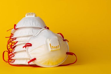 Virüslere ve kirliliğe karşı korunmak için beyaz tıbbi maske