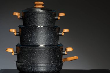 Siyah arkaplanda yeni yemek takımı, ön görünüm