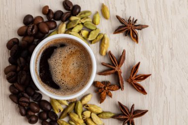 Kavrulmuş fasulye, tohum ve tarçınlı bir fincan kahve.