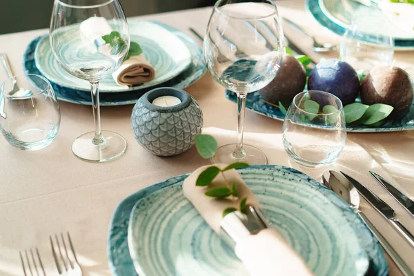 Luxe groene tafel versierd met kaarsen — Stockfoto