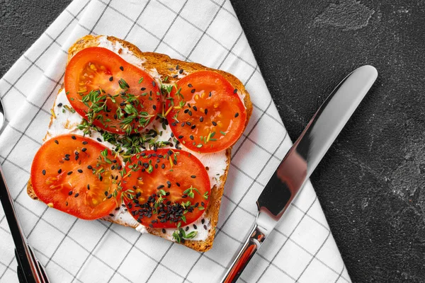 Sandwich con queso blando y tomates en rodajas — Foto de Stock