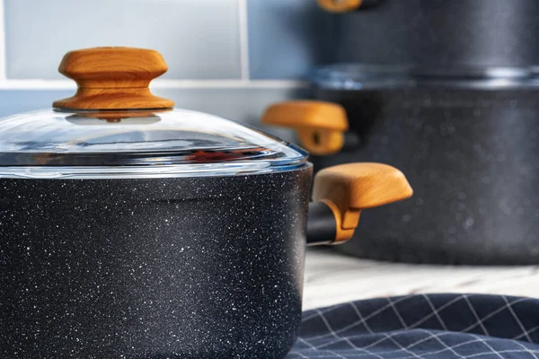 木製のハンドルを閉じる新しい黒の調理器具 — ストック写真