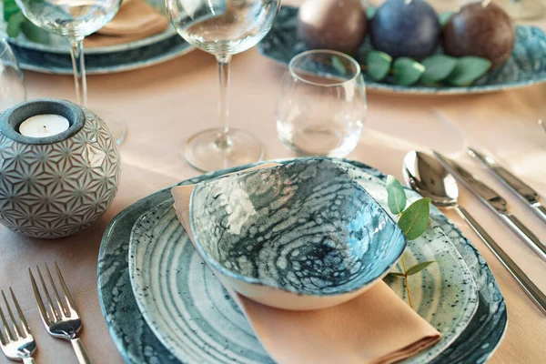 녹색의 아름다운 식기류 와은 세단 이 있는 아름다운 식탁 — 스톡 사진