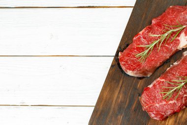 Tahtada biberiyeli barbekü dana bifteği.