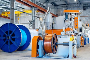 Yeni elektrik kablosu üreten fabrikanın içinde. Kablo üretimi.