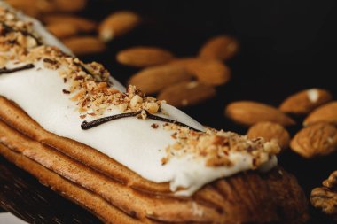 Koyu tahta üzerinde pasta, siyah masada.