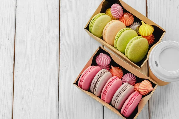 Cookie-uri macaron colorate într-o cutie de carton — Fotografie, imagine de stoc